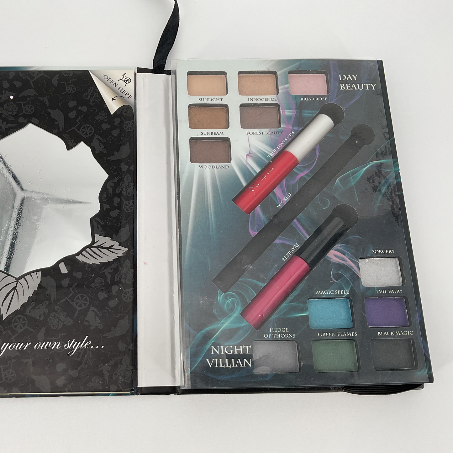 Set de maquillaje ELF Disney Beauty Book - Edición limitada